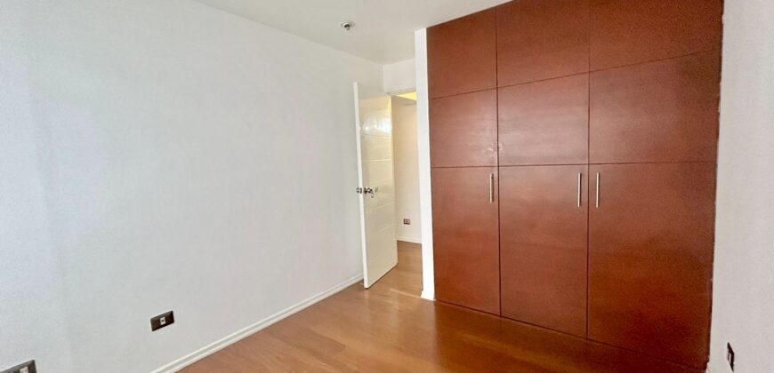 Se vende acogedor departamento con balcon y vista a lindo jardin interno en Miraflores